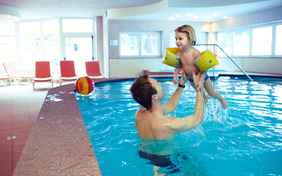 Ab ins Wasser! Das Hotelschwimmbad (ca. 5 x11 m) - Foto: Bernhard Huber